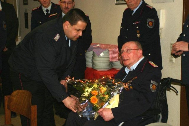 2012-02-11 -19- JHV FF BLtbg Ehrung R. Mueller (15)